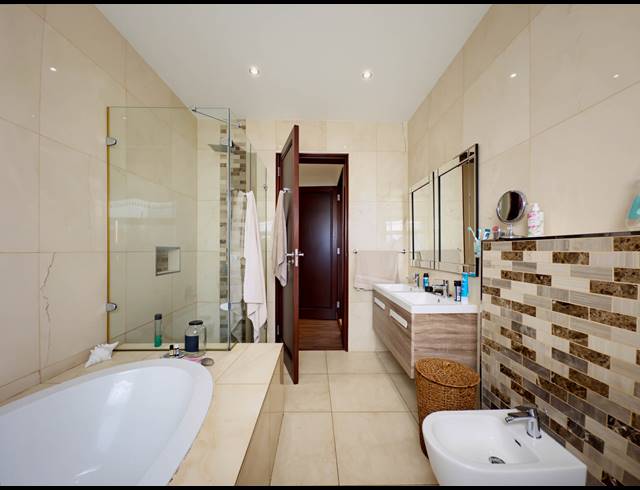 5 BEDROOM FREEHOLD FOR SALE IN BALLITO CENTRAL